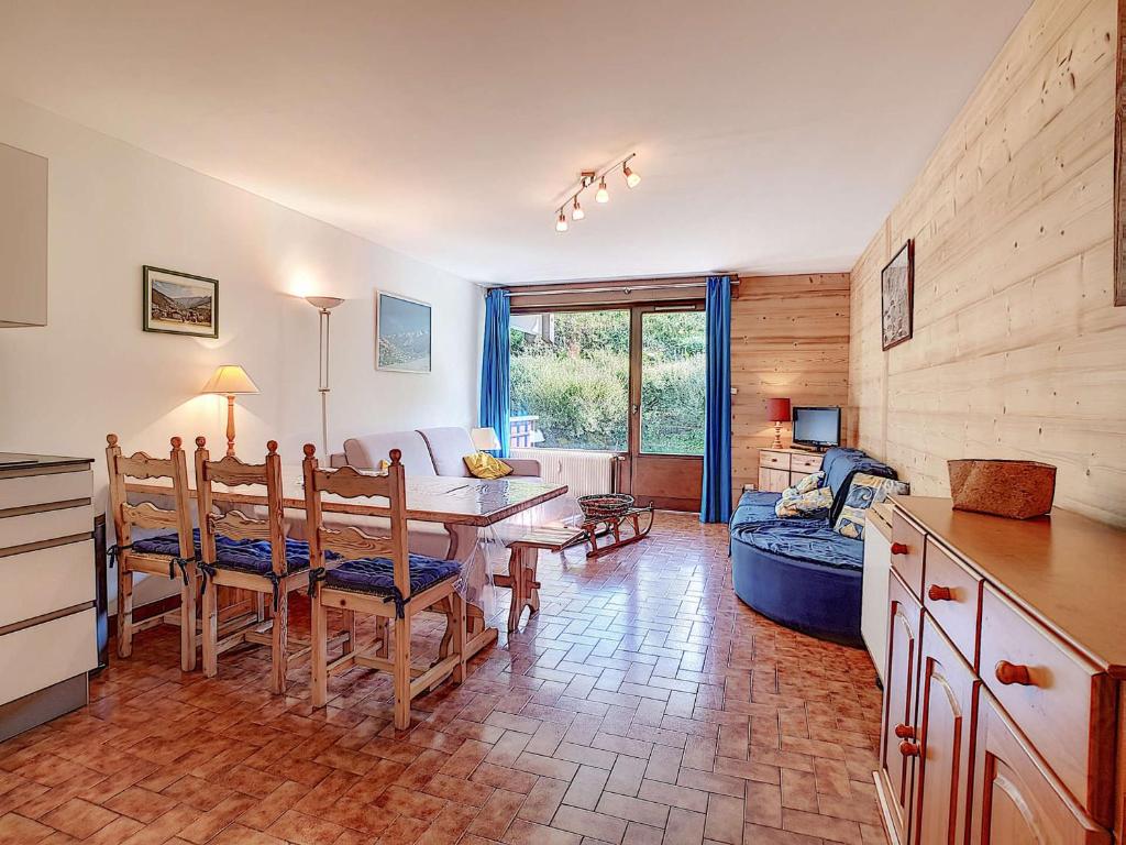 une cuisine et une salle à manger avec une table et des chaises dans l'établissement Appartement cosy à La Clusaz - 6 pers, animaux admis, parking - FR-1-818-76, à La Clusaz