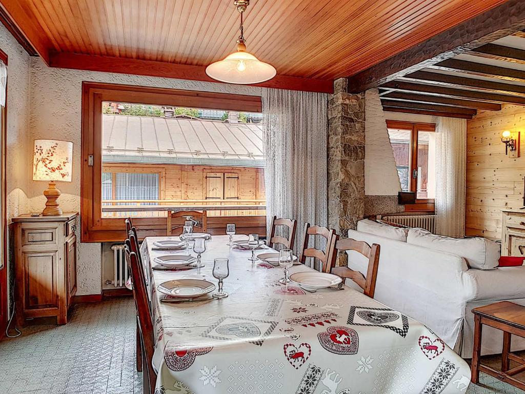 une salle à manger avec une table et un canapé dans l'établissement La Clusaz : Appartement 7 pers avec balcons, animaux admis, parking - FR-1-818-2, à La Clusaz