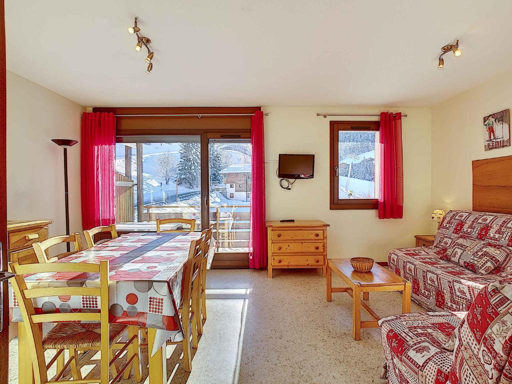 un salon avec une table et un canapé dans l'établissement Studio cosy à La Clusaz - 5 pers, parking, Wi-Fi et animaux acceptés - FR-1-818-47, à La Clusaz