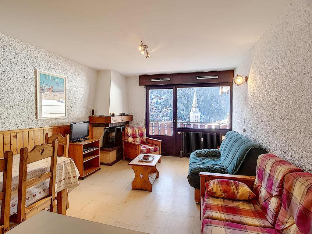 un salon avec un canapé et une télévision dans l'établissement La Clusaz : Appart 6 pers., 3 lits, cheminée, animaux admis - FR-1-818-51, à La Clusaz