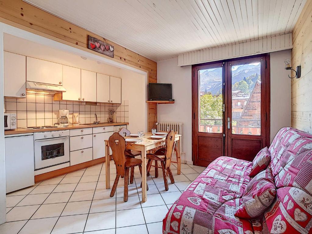 - une cuisine et une salle à manger avec une table et un canapé dans l'établissement La Clusaz : Appartement pour 4 pers, Animaux admis, Balcon et Parking - FR-1-818-91, à La Clusaz