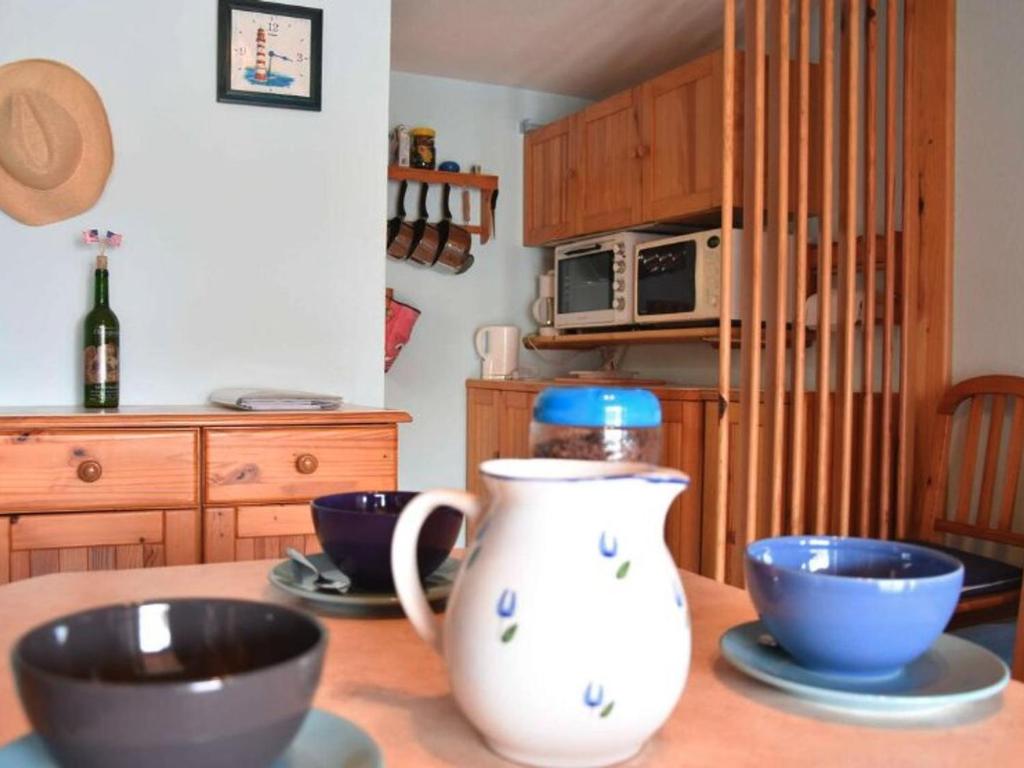 une cuisine avec deux bols et un vase sur une table dans l'établissement Gruissan : Studio Mezzanine Confort, Parking Privé, Proche Commerces et Plages - FR-1-229-891, à Gruissan