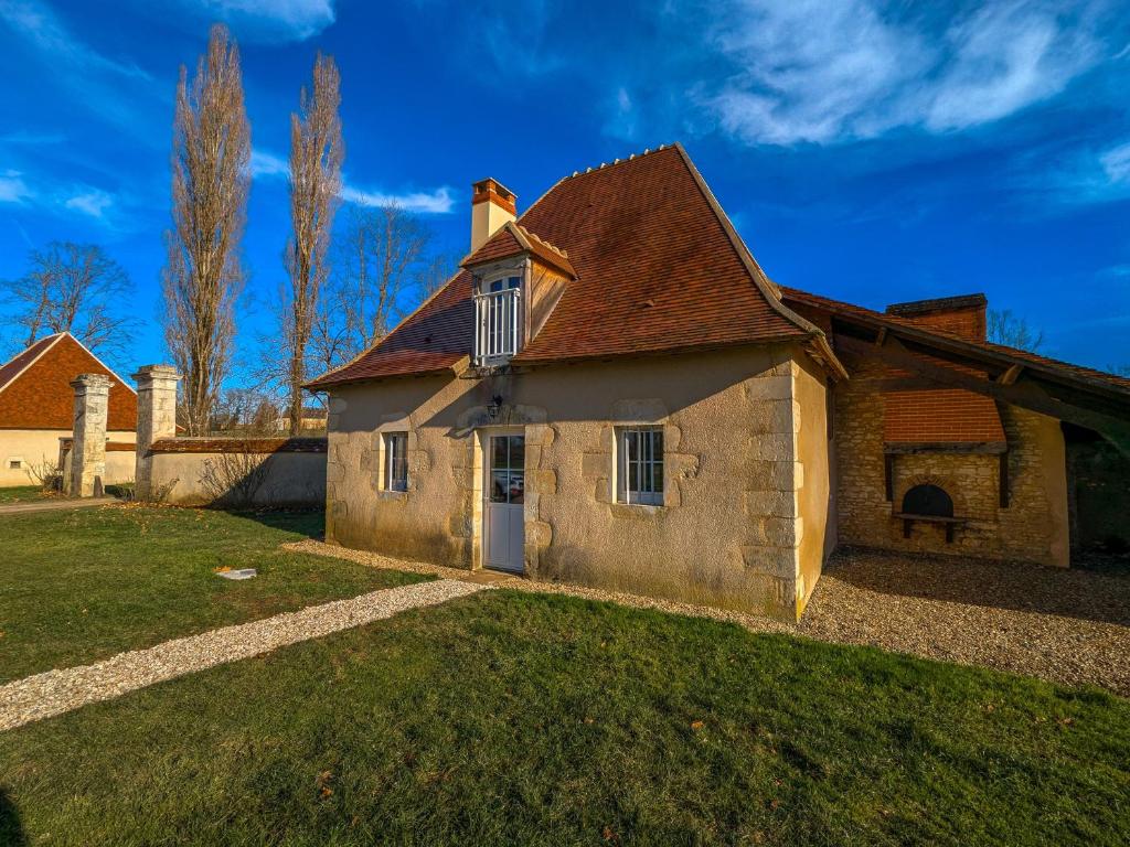 an old stone house with a brown roof at Gîte charmant avec parking, animaux acceptés, près du Château de Clavières - FR-1-591-718 in Ardentes