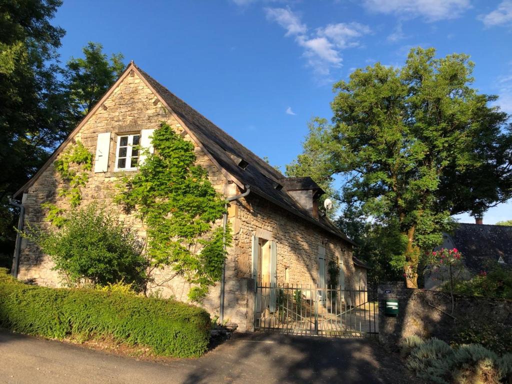 Maison périgourdine avec piscine privée, Wifi, animaux acceptés à proximité de Lascaux - FR-1-616-460 في تيراسون: منزل حجري قديم عليه اللبي