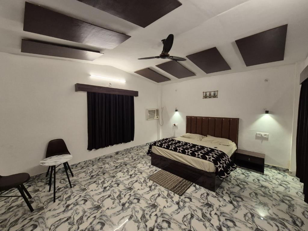 Katarniān GhātEarth Home Katarniaghat的带床和天花板的卧室