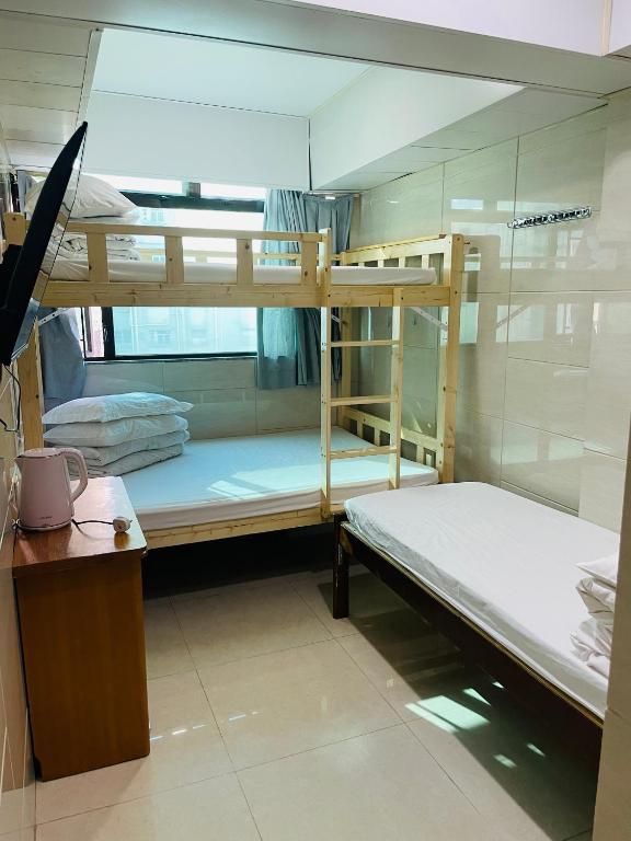 Giường trong phòng chung tại Johnson Hostel
