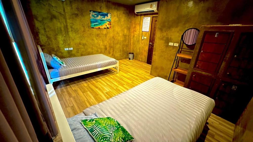 Postel nebo postele na pokoji v ubytování Hi Samui Hostel