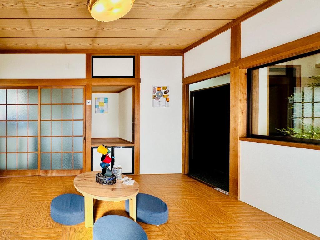 TV a/nebo společenská místnost v ubytování 加美屋リゾート 秩父 庭日和-Kamiya Resort Chichibu Niwabiyori