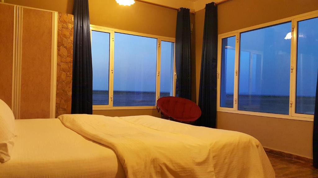 Al QārinにあるMasirah Beach campのベッドルーム1室(ベッド1台付)が備わります。