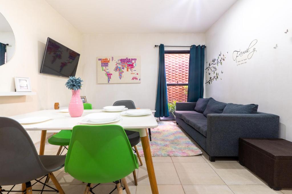a living room with a table and a couch at Bello y económico departamento in Mexico City