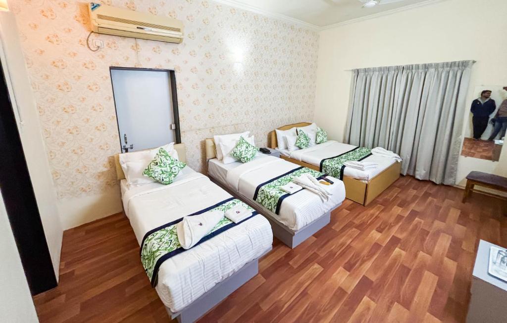 Ένα ή περισσότερα κρεβάτια σε δωμάτιο στο Atithi inn Guest House