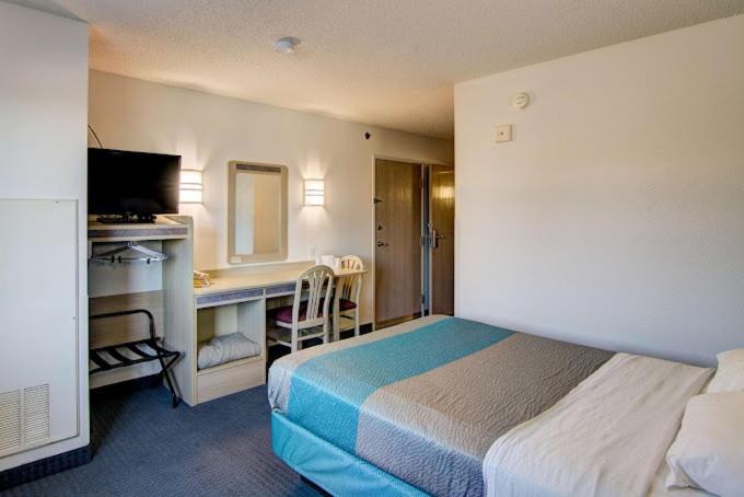 Postel nebo postele na pokoji v ubytování Econo Lodge Menomonie I-94