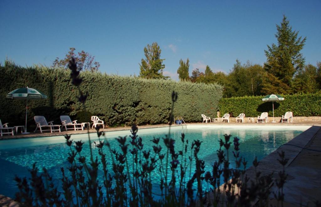 Bazén v ubytování Auberge de l'Escargot d'Or nebo v jeho okolí