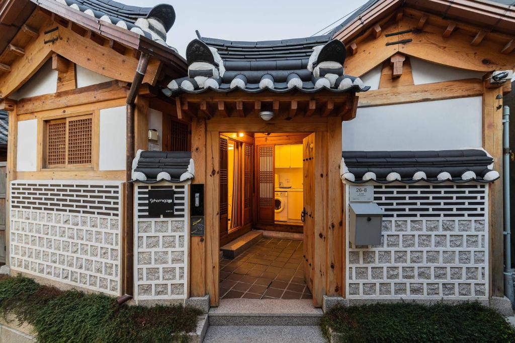 una entrada a una casa con en Luxury Hanok Sohomiga, en Seúl