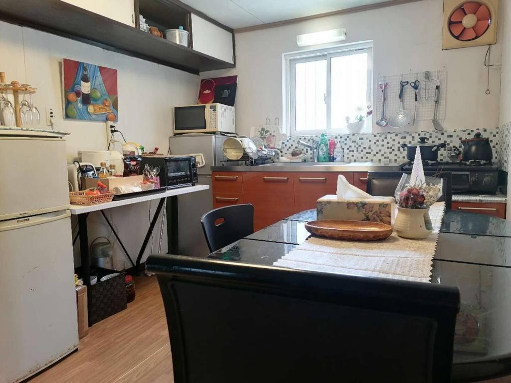 Kuchyň nebo kuchyňský kout v ubytování 憩の家丸々貸し