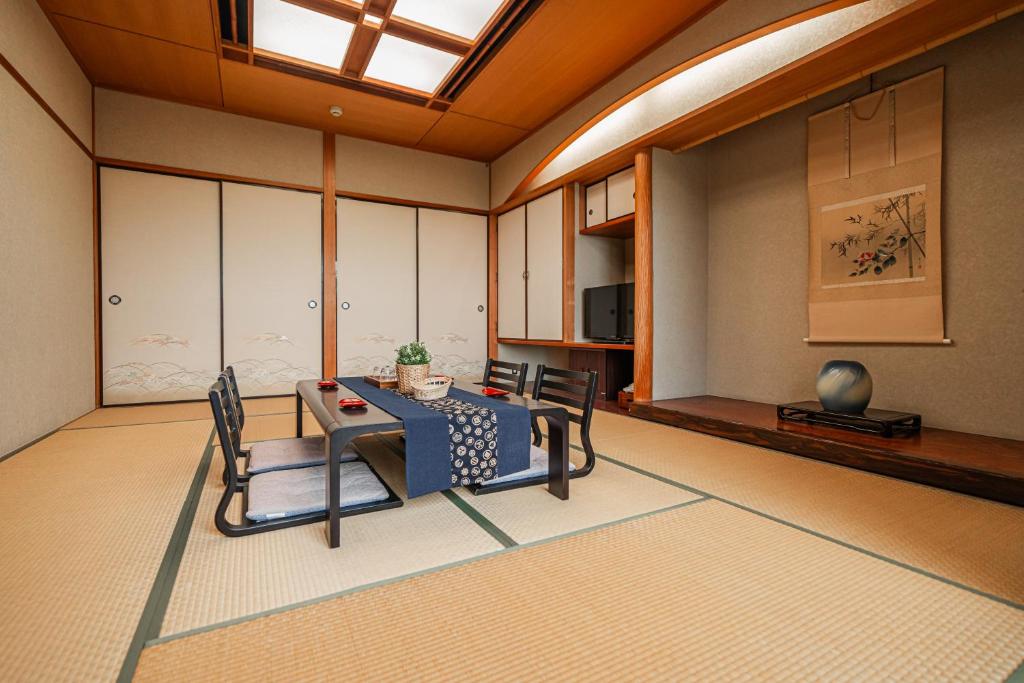 a dining room with a table and chairs at 熱海山荘 in Atami