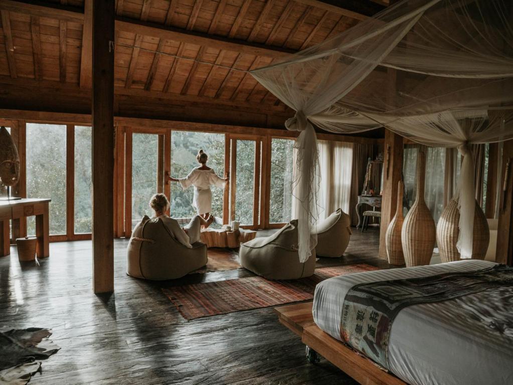 Postel nebo postele na pokoji v ubytování Blue Karma Dijiwa Ubud