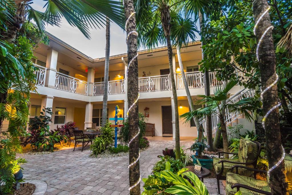 einen Innenhof eines Hotels mit Palmen in der Unterkunft Crane's Beach House Boutique Hotel & Luxury Villas in Delray Beach