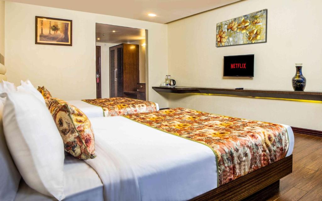Postel nebo postele na pokoji v ubytování Summit Montana Suites & Spa at Mall