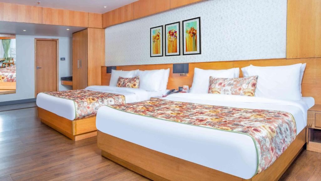 Postel nebo postele na pokoji v ubytování Summit Montana Suites & Spa at Mall