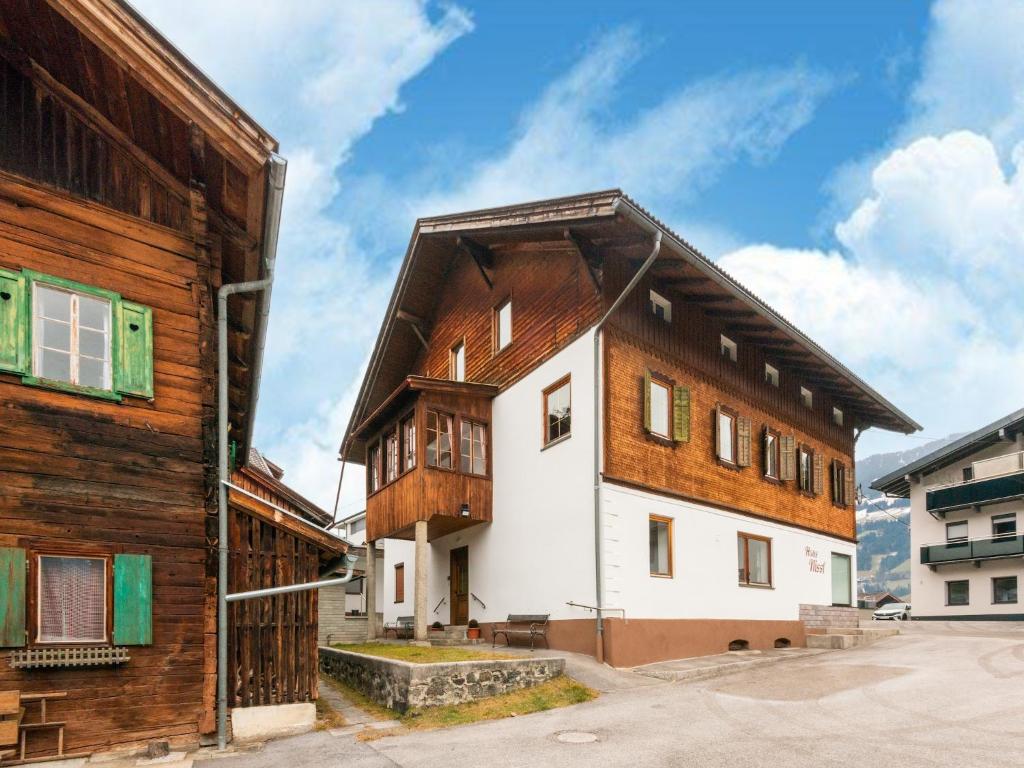 un gran edificio de madera junto a otro edificio en House in Fügen near Zillertal Ski Slopes, en Fügen