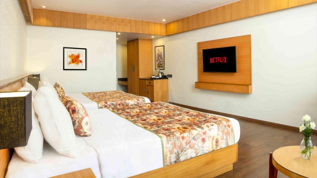 Postel nebo postele na pokoji v ubytování Summit Montana Suites & Spa at Mall