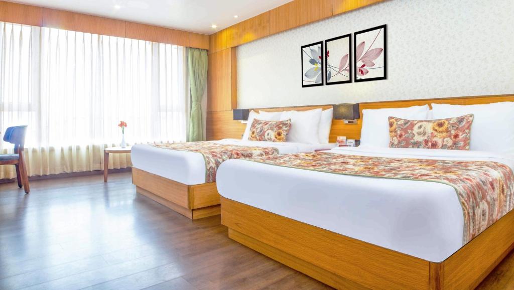 Postel nebo postele na pokoji v ubytování Summit Montana Suites & Spa at Mall