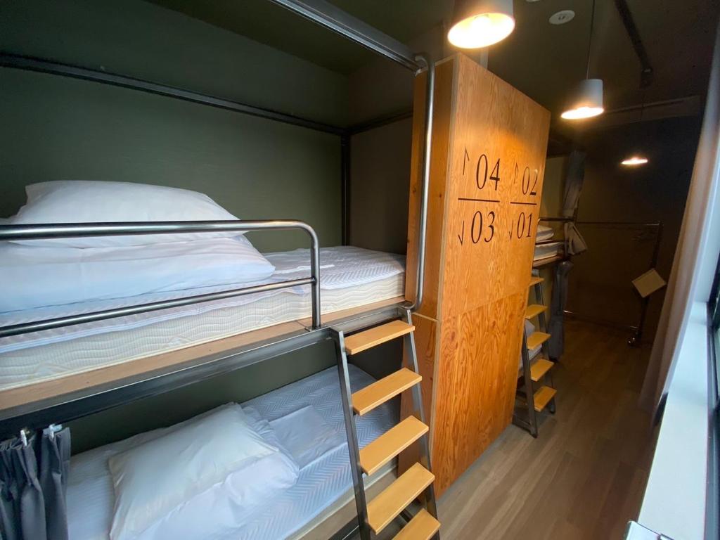 WISE OWL HOSTELS SAPPOROにある二段ベッド