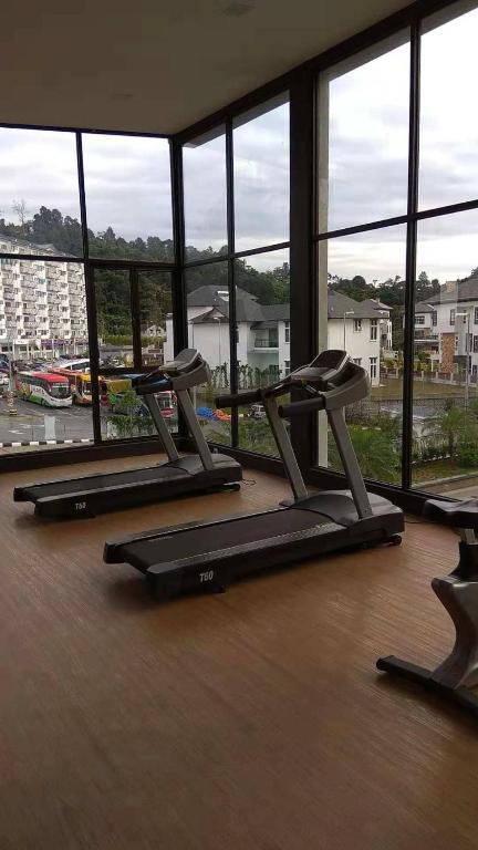 Fitness centrum a/nebo fitness zařízení v ubytování AYAAN QUINTET FAMILY HoMESTAY Free Parking