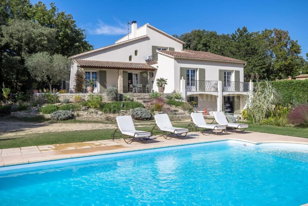 une villa avec piscine devant une maison dans l'établissement Beautiful Property Isle-sur-la-Sorgue, à LʼIsle-sur-la-Sorgue