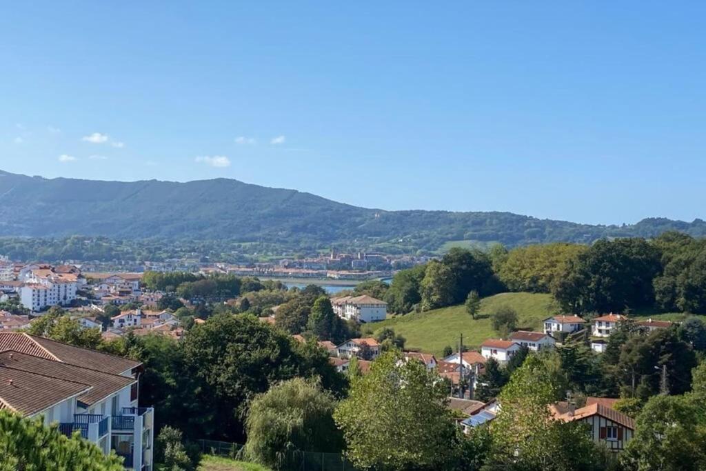 - une vue sur une ville avec des montagnes en arrière-plan dans l'établissement Cosy T2 with terrace and mountain view - Hendaye, à Hendaye