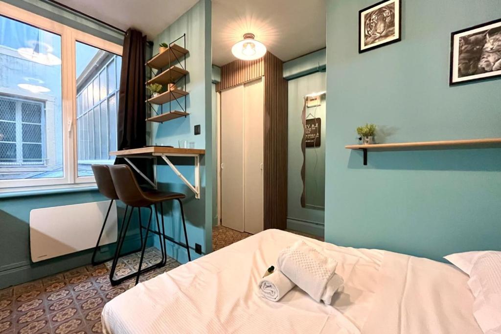 une chambre avec un lit, une chaise et une fenêtre dans l'établissement Le nid des Dominicains, à Nancy