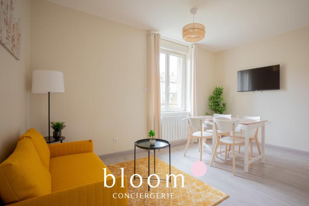 un salon avec un canapé jaune et une table dans l'établissement Le cocon de Solignac appartement neuf, à Nancy