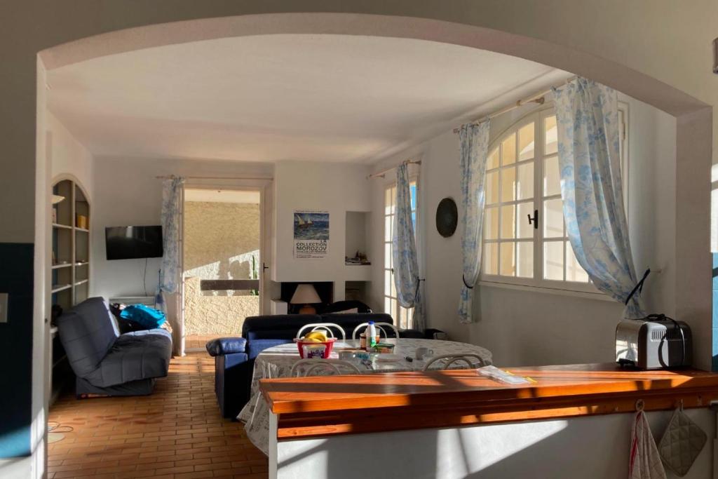 un salon avec un canapé et une table dans l'établissement Charming T3 terrace near the sea, à Saint-Cyr-sur-Mer