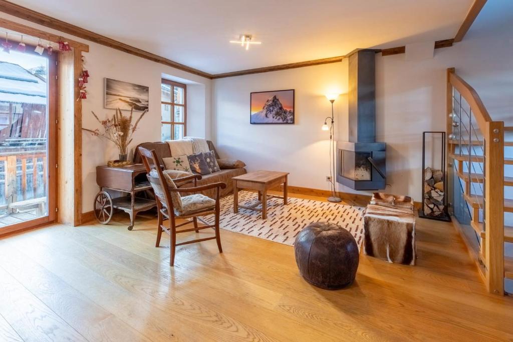 - un salon avec un canapé et un piano dans l'établissement Chalet Mil, à Les Allues