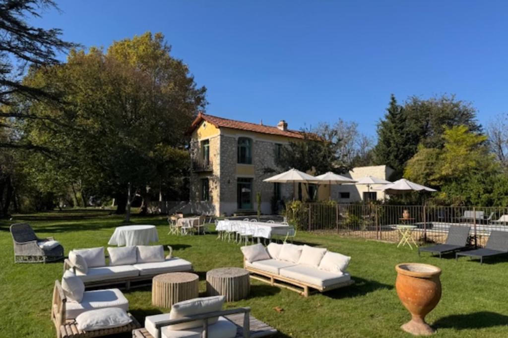 Zahrada ubytování Magnificent Bourgeois House Renovated with Elegance and Art Deco Style