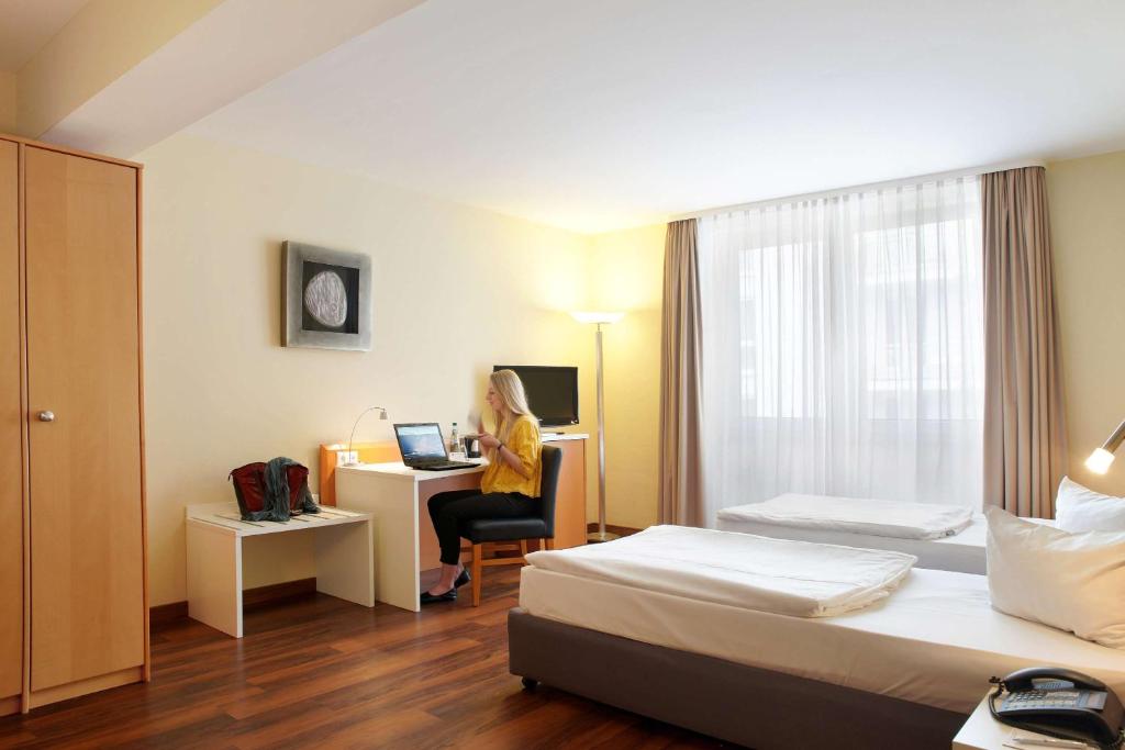 TV a/nebo společenská místnost v ubytování Best Western Macrander Hotel Dresden