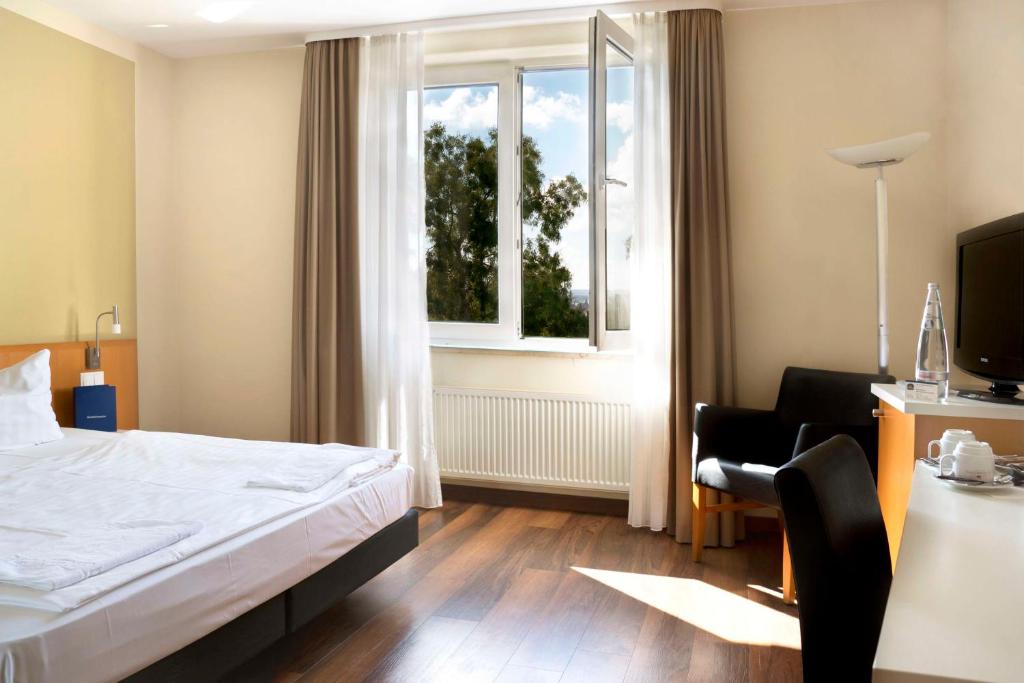 TV a/nebo společenská místnost v ubytování Best Western Macrander Hotel Dresden