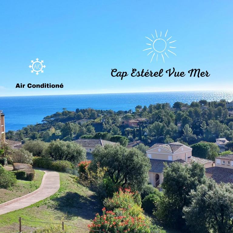 une vue sur l'océan depuis une maison dans l'établissement Cap Estérel-T2-Clim-Vue Mer, à Saint-Raphaël