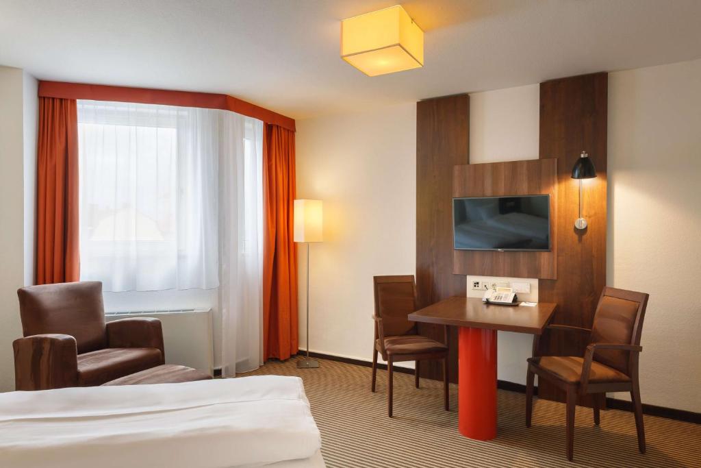 TV a/nebo společenská místnost v ubytování Best Western Hotel Nürnberg City West