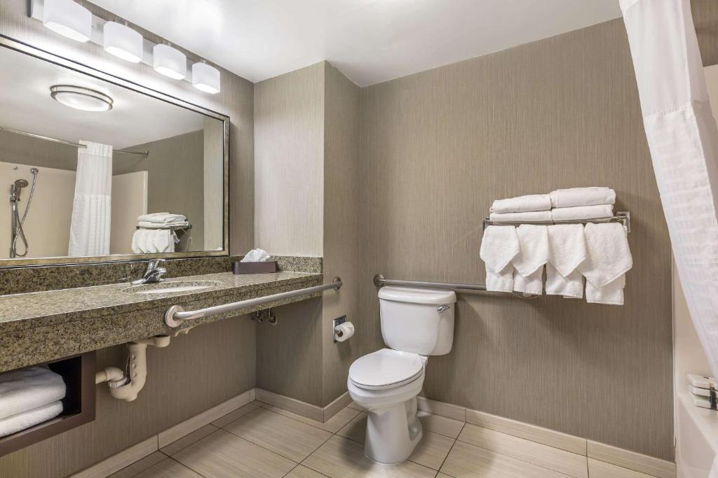 Comfort Inn & Suites Logan International Airport - 