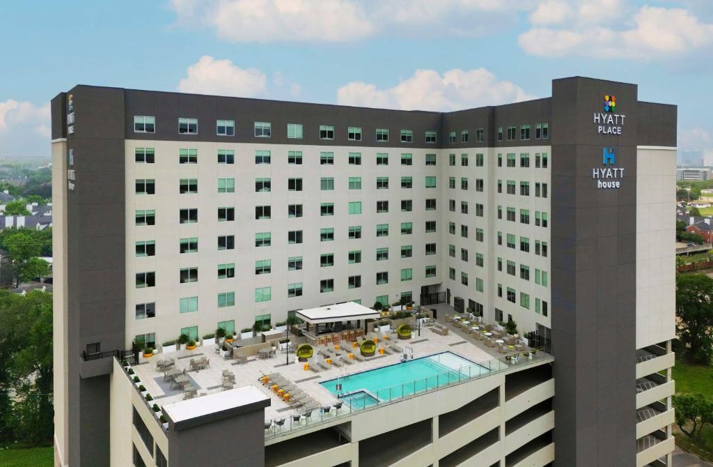 ヒューストンにあるHyatt Place Houston Medical Centerのスイミングプール付きのホテルの空中ビュー