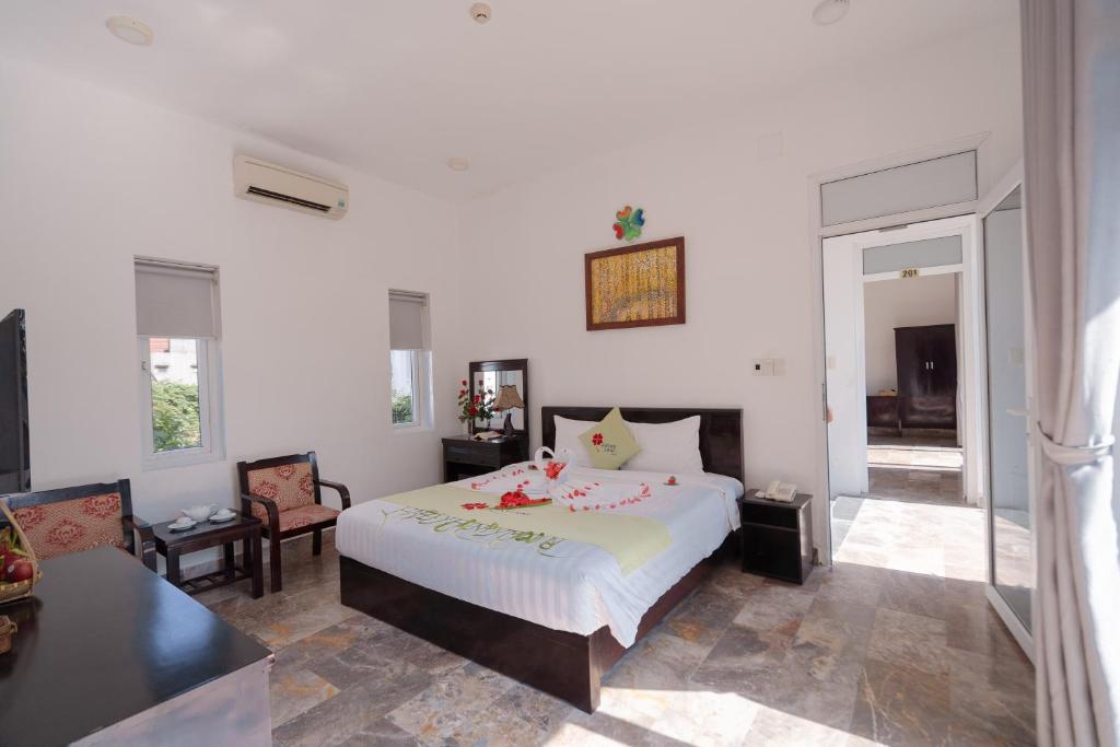 Giường trong phòng chung tại Tranquil Lucky Leaf Villa