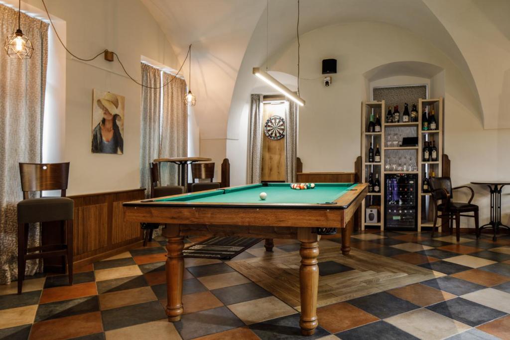 Biliár nebo kulečník v ubytování Hygge Hotel U Zvonu