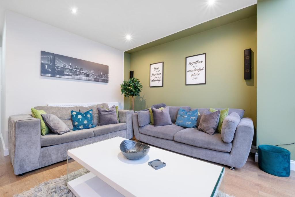 Posezení v ubytování Bright & Spacious 3-Bed, 2-Bath Home in Graylands Close