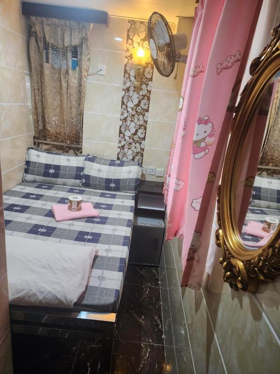 A bed or beds in a room at Ranjeet Guest house