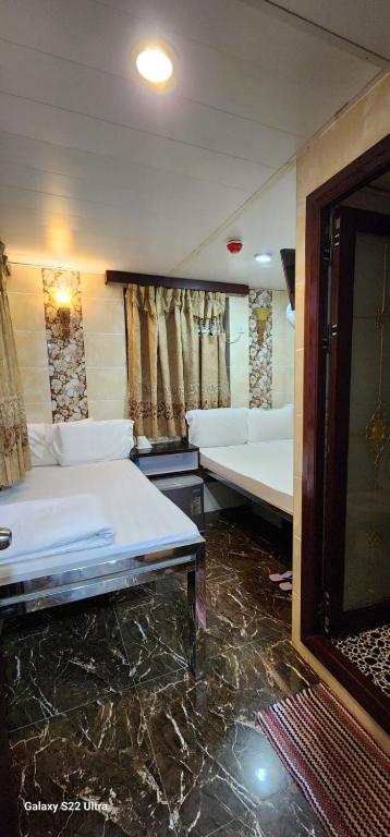 A bed or beds in a room at Ranjeet Guest house