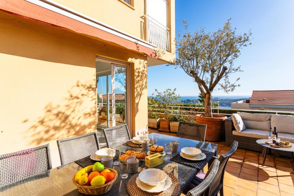 une terrasse avec une table et des fruits. dans l'établissement HENRIETTA AP4070 - avenue Soleil d'Or - Villefranche-sur-Mer, à Villefranche-sur-Mer