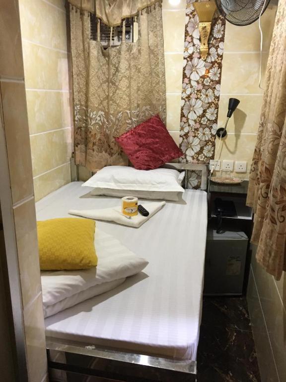 A bed or beds in a room at Ranjeet Guest house