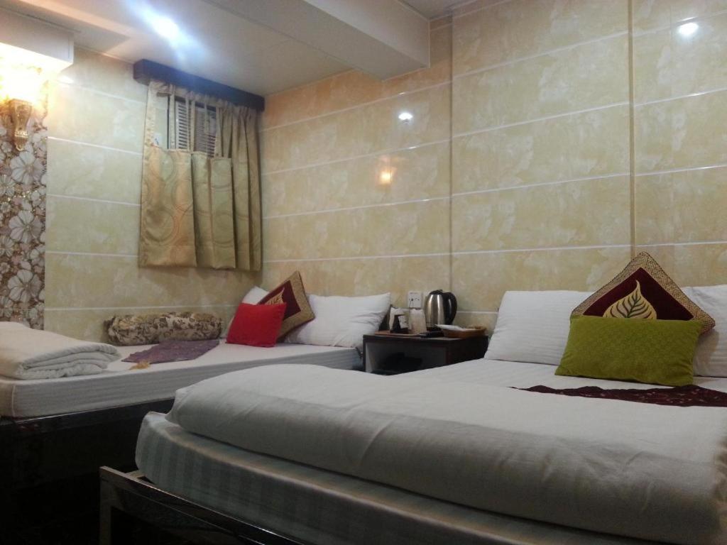 A bed or beds in a room at Ranjeet Guest house